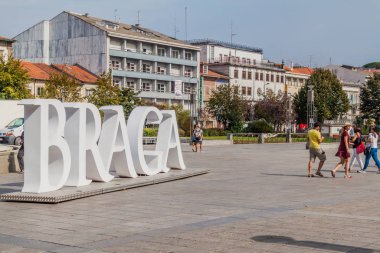 Braga, Portekiz - 16 Ekim 2017: Braga işareti Braga, Portekiz 'deki Praca de la Republica meydanı