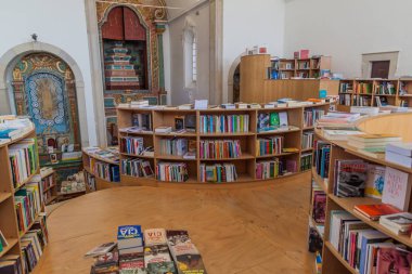 Obidos, Portekiz - 12 Ekim 2017: Portekiz 'in Obidos köyündeki eski bir kilisede bulunan Livraria de Santiago kitapevinin içi