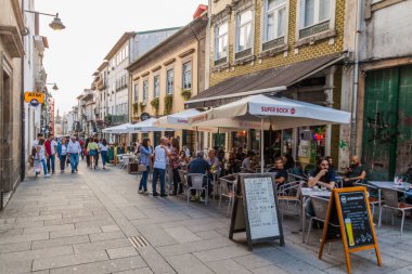 Braga, Portekiz - 15 Ekim 2017: Dom Diego de Sousa pedestran sokağı Braga 'da Yeni Kapı Kemeri, Portekiz