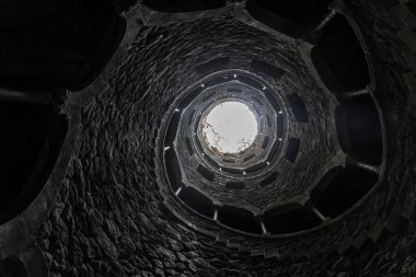Portekiz, Sintra 'daki Quinta da Regaleira kompleksinde Poco Iniciatico (Başlangıç Kuyusu)