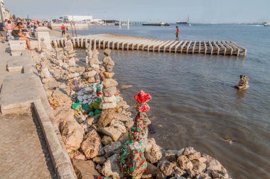 Lizbon, Portekiz - 8 Ekim 2017: Lizbon, Portekiz 'de Tejo Nehri kıyısında