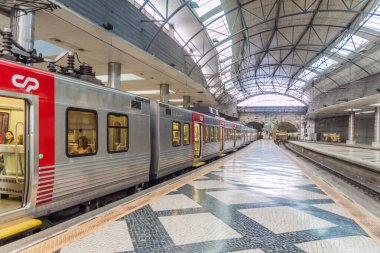 Lizbon, Portekiz - 9 Ekim 2017: Lizbon, Portekiz 'deki Rossio tren istasyonu platformları