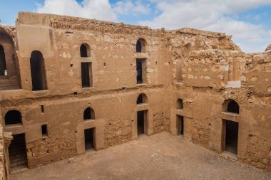 Qasr Kharana 'nın avlusu (bazen Harrana, al-Kharanah, Kharaneh, Kharana veya Hraneh), doğu Ürdün' deki çöl kalesi.