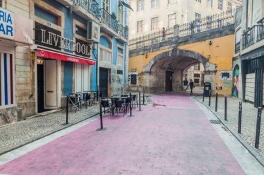 Lizbon, Portekiz - 8 Ekim 2017: Pembe Sokak Rua Nova do Carvalho, Lizbon, Portekiz