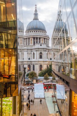 Londra, Birleşik Krallık - 4 Ekim 2017: St. Paul Katedrali ve One New Change binasının modern cam cephesi.