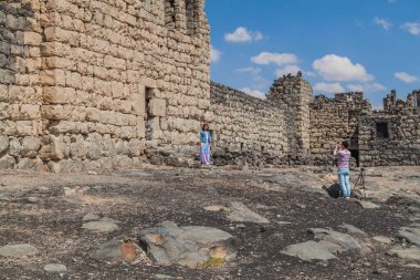 Qasr Al-Azraq, Ürdün - 3 Nisan 2017: Doğu Ürdün çölünde bulunan Qasr al-Azraq (Mavi Kale) kalesinde turistler.