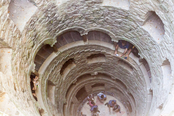 СИНТРА, ПОРТУГАЛЬ - 9 ОКТЯБРЯ 2017 г.: Лестница Поко Астатико (Колодец Посвящения) в комплексе Кинта да Регалейра в Синтре, Португалия
