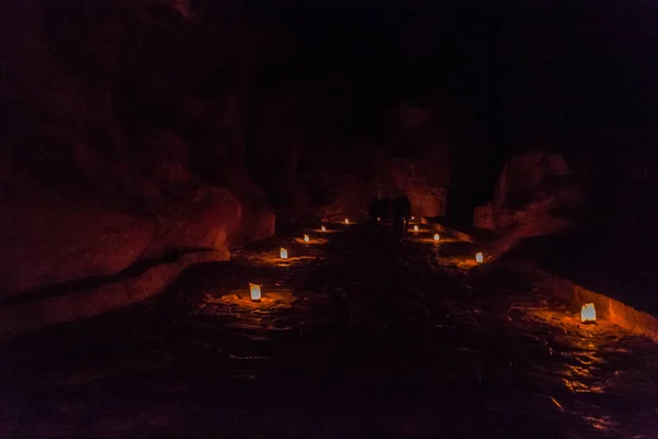 在约旦Petra Night期间 沿Siq 狭窄的峡谷 古城Petra的主要入口 一带的烛台 — 图库照片