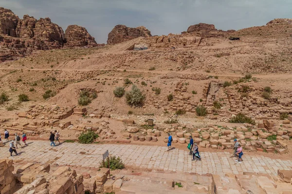 Petra Jordanië Maart 2017 Mensen Lopen Langs Colonnaded Straat Oude — Stockfoto