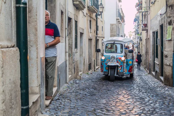 Lisbon Portugal Oktober 2017 Tuk Tuk Einer Engen Gasse Alfama — Stockfoto