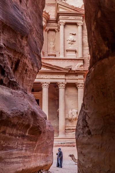 Petra Giordania Marzo 2017 Uomo Del Posto Davanti Tempio Khazneh — Foto Stock