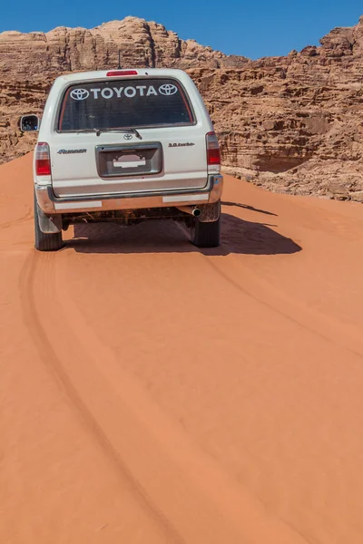 Wadi Rum Giordania Marzo 2017 Toyota 4Wd Una Duna Sabbia — Foto Stock