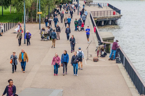 London United Kingdom October 2017 People Walking Riverside Thames River — Stock Photo, Image