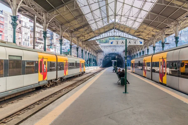 Porto Portugal Oktober 2017 Tåg Vid Järnvägsstationen Sao Bento Porto — Stockfoto