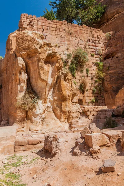 Parede Uma Cisterna Lado Templo Jardim Cidade Antiga Petra Jordânia — Fotografia de Stock