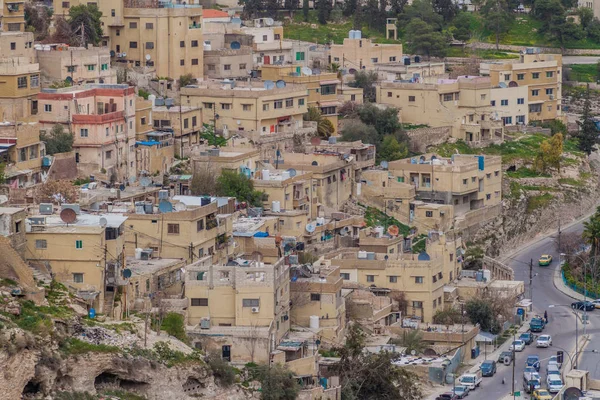 约旦安曼一座陡峭斜坡上的房屋 — 图库照片