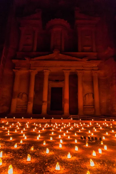 Velas Brilhando Frente Templo Khazneh Tesouro Cidade Antiga Petra Jordânia — Fotografia de Stock