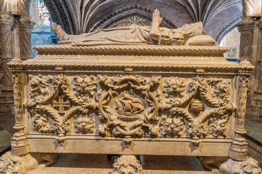 Lizbon, Portekiz - 11 Ekim 2017: Lizbon, Portekiz 'deki Jeronimos (Hieronymites) manastırında Vasco da Gama' nın mezarı