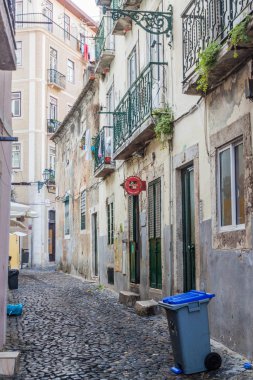 Lizbon, Portekiz - 9 Ekim 2017: Lizbon, Portekiz 'in merkezindeki Dar Sokak