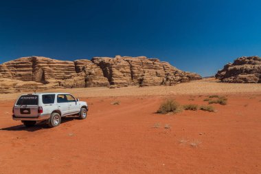 Wadi Rum, Ürdün - 26 Mart 2017: 4wd Toyota Wadi Rum Çölü, Ürdün