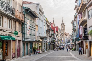 Braga, Portekiz - 15 Ekim 2017: Braga 'da Sao Marcos Pedestran Caddesi, solda Holy Cross Kilisesi, Portekiz