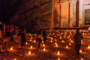 Petra, Ürdün - 22 Mart 2017: Turistler Ürdün 'ün Petra kentindeki El Hazine Tapınağını (Hazine) gözlemlediler