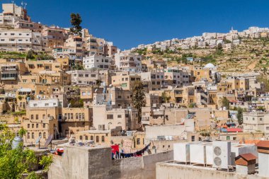 Salt Town, Ürdün 'de bir yamaçta evler