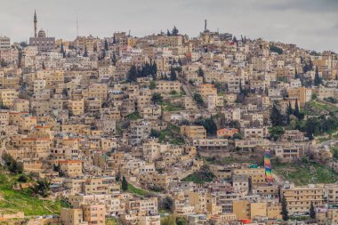 Yüksekte evleri olan Amman 'ın silüeti, Jordan..