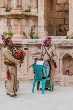 Jerash, Ürdün - 1 Nisan 2017: Jerash, Ürdün 'deki Güney Tiyatrosu' nda müzisyenler