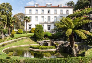 Portekiz, Braga yakınlarındaki Bom Jesus do Monte ibadethanelerinden biri.