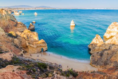 Lagos, Portekiz - 7 Ekim 2017: Portekiz yakınlarındaki Praia do Camilo plajındaki insanlar.