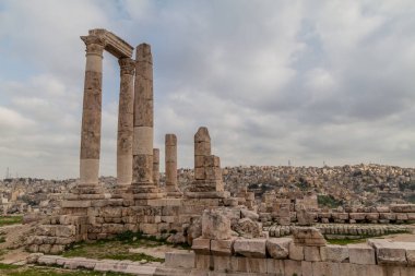 Ürdün, Amman 'daki Kale' deki Herkül Tapınağı harabeleri.