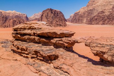 Wadi Rum çölünde küçük bir kaya köprüsü, Jordan.