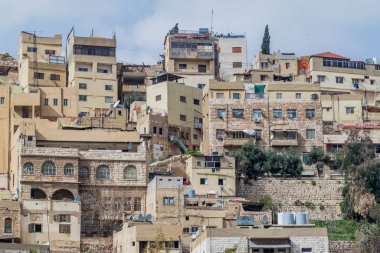 Ürdün 'ün başkenti Amman' ın merkezindeki tepelerdeki evlerin manzarası
