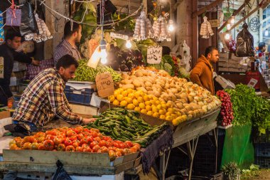 Amman, Ürdün - 3 Nisan 2017: Amman, Ürdün 'deki meyve ve sebze pazarı