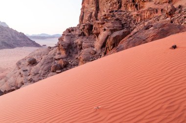 Wadi Rum çölünde kum tepesi, Ürdün