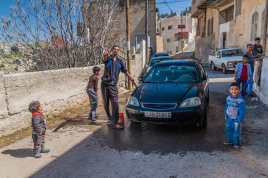 Tuz, Ürdün - 4 Nisan 2017: Yerel halk Salt Town 'da araba yıkıyor.