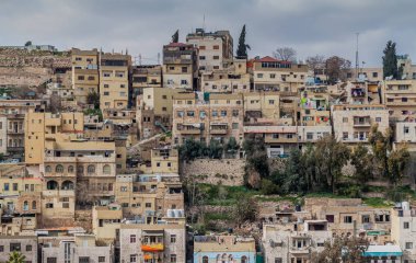 Ürdün, Amman 'ın merkezindeki dik bir tepede binalar.