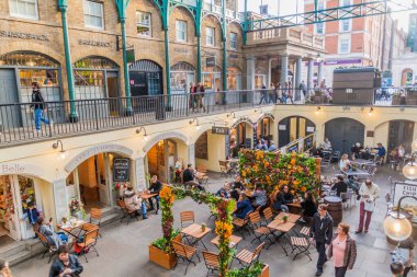 Londra, Birleşik Krallık - 4 Ekim 2017: Londra 'daki Covent Garden pazarı.
