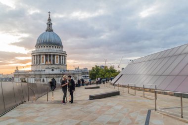 Londra, Birleşik Krallık - 4 Ekim 2017: Londra 'daki One New Change Çatısı' nın gözlem güvertesindeki insanlar St. Paul Katedrali 'nin kubbesine bakıyorlar.