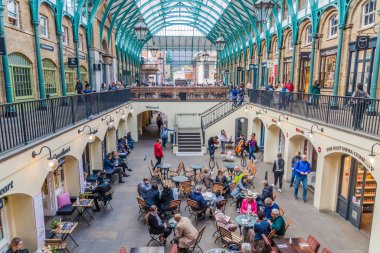 Londra, Birleşik Krallık - 4 Ekim 2017: Londra 'daki Covent Garden pazarı.