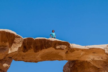 Wadi Rum, Ürdün - 26 Mart 2017: Wadi Rum Çölü, Ürdün 'deki Burdah kaya köprüsünde turist