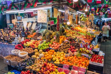 Porto, Portekiz - 18 Ekim 2017: Porto, Portekiz 'deki Mercado do do Bolhao pazarında meyve ve şarap tezgahı
