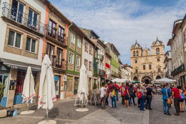 Braga, Portekiz - 15 Ekim 2017: Rua Dom Paio Mendes Caddesi, Portekiz Katedrali