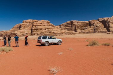 Wadi Rum, Ürdün - 26 Mart 2017: 4wd Toyota Turistlerle ve Ürdün 'ün Wadi Rum çölünde yerel bir Bedevi