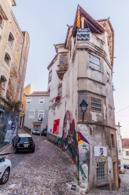 Coimbra, Portekiz - 12 Ekim 2017: Coimbra, Portekiz 'de dar sokaklar