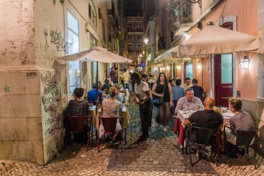 Lizbon, Portekiz - 10 Ekim 2017: Lizbon, Portekiz 'de Bairro Alto Mahallesi' nde barları ve kafeleri olan Dar Sokak