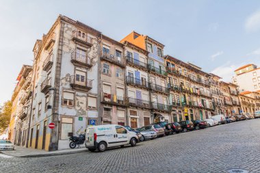 Porto, Portekiz - 16 Ekim 2017: Porto, Portekiz 'de sarp bir caddede evler bloğu.