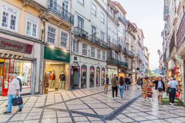 Coimbra, Portekiz - 12 Ekim 2017: Coimbra 'nın merkezinde yaya sokağı.