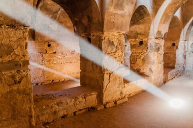 Qasr Kharana 'da (bazen Harrana, al-Kharanah, Kharaneh veya Hraneh) bir odada ışık huzmeleri, doğu Ürdün' deki çöl kalesi